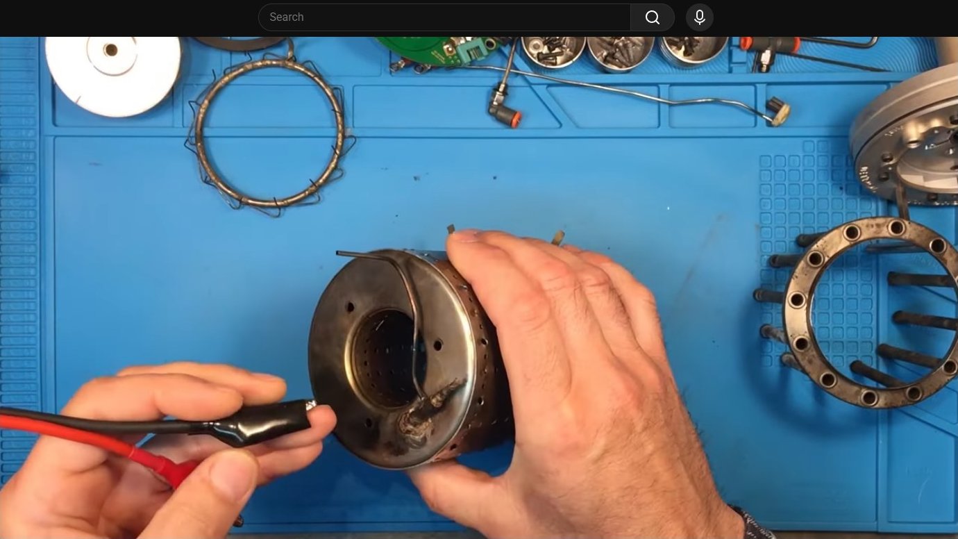 Combustion chamber assembly with new gaskets and seals